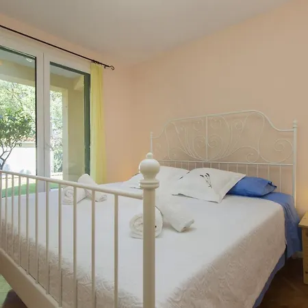 Holiday 193346 Brodarica (Sibenik-Knin)